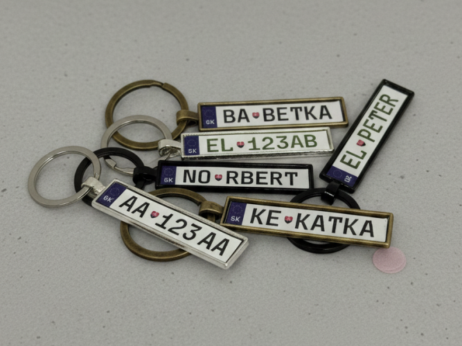 ŠPZ prívesok na mieru. - Farba: Strieborná, Typ: Nový font ŠPZ od 2023