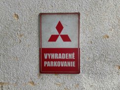 Retro tabuľka – Mitsubishi Vyhradené parkovanie