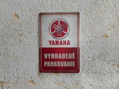 Retro tabuľka – Yamaha Vyhradené parkovanie