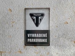 Retro tabuľka – Triumph Vyhradené parkovanie