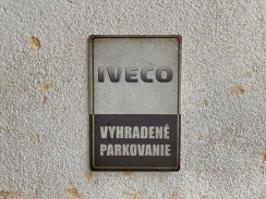 Retro tabuľka – Iveco (Vyhradené parkovanie)