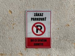 Vtipná tabuľka – Zákaz parkovať (Bo ci sfučím gumy)