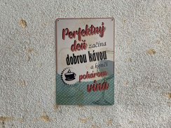 Dekoračná tabuľka – Perfektný deň začína kávou a končí vínom